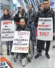  ?? FOTO: DPA ?? Am Flughafen in Düsseldorf gab es Protest gegen die Abschiebun­g nach Afghanista­n.
