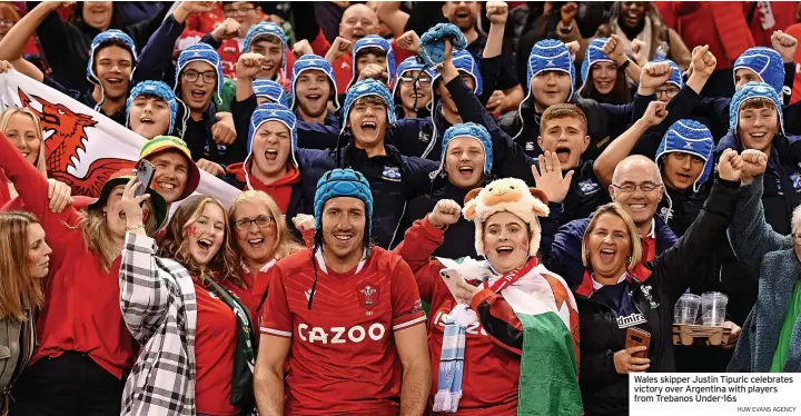  ?? HUW EVANS AGENCY ?? Wales skipper Justin Tipuric celebrates victory over Argentina with players from Trebanos Under-16s