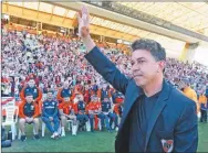  ?? NA ?? ÍDOLOS. Gallardo se fue amado por todo River. Riquelme festejó y quiere continuar al mando de Boca.