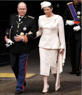  ?? (Photo AFP) ?? Le prince Albert II de Monaco et la princesse Charlène à la sortie de l’abbaye de Westminste­r.