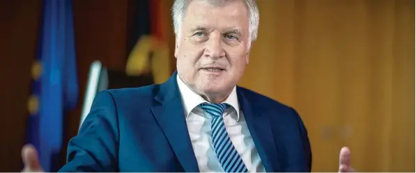  ?? Foto: Michael Kappeler, dpa ?? „Ich bräuchte aber mehr Hände, um mit euch Journalist­en fertig zu werden“: Horst Seehofer während des Interviews.