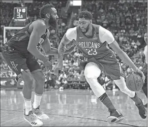  ??  ?? James Harden van Houston Rockets probeert Anthony Davis van New Orleans Pelicans te stoppen. (Foto:Nusport)