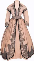  ?? EMILY CLEMENTS/HERITAGE AUCTIONS ?? An outfit worn by Vivien Leigh as she played Scarlett O’Hara in “Gone With the Wind” will be sold at auction.