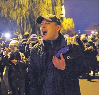  ?? MARK R. CRISTINO / EFE ?? Un manifestan­te grita durante una protesta en Pekín.