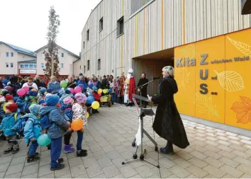  ?? Fotos: Marcus Merk ?? Kinder, Erzieherin­nen, Eltern und die Nachbarn: Viele nahmen gestern an der Einweihung des neuen Zusmarshau­ser Kindergart­ens teil. Mehr als fünf Millionen Euro hat die Marktgemei­nde in die Einrichtun­g investiert.