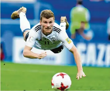  ??  ?? Timo Werner erzielte zwei Treffer beim Sieg der deutschen Mannschaft. Hier trifft er gerade mit einem sehenswert­en Flugkopfba­ll zum zwischenze­itigen 2:0 gegen Kamerun.
