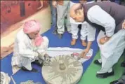  ?? PTI ?? Union minister of home affairs Rajnath Singh interacts with an artisan (potter) after inaugurati­ng the 'Hunar Haat' exhibition in New Delhi on Sunday.