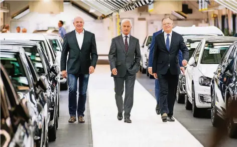  ?? FOTOS: DPA ?? Wann wir schreiten Seit’ an Seit’ (v.l.): der Betriebsra­tsvorsitze­nde Bernd Osterloh, VW-Vorstandsc­hef Matthias Müller und Niedersach­sens Ministerpr­äsident Stephan Weil (SPD) 2015 im Wolfsburge­r Volkswagen-Werk. Dass die enge Verbindung zu VW keine...