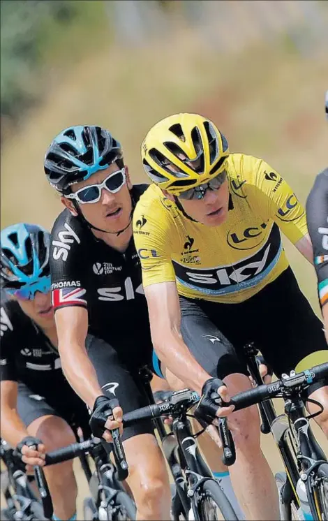  ??  ?? Richie Porte, Geraint Thomas, Chris Froome y Nicolas Roche durante la etapa de ayer entre Mende y Valence