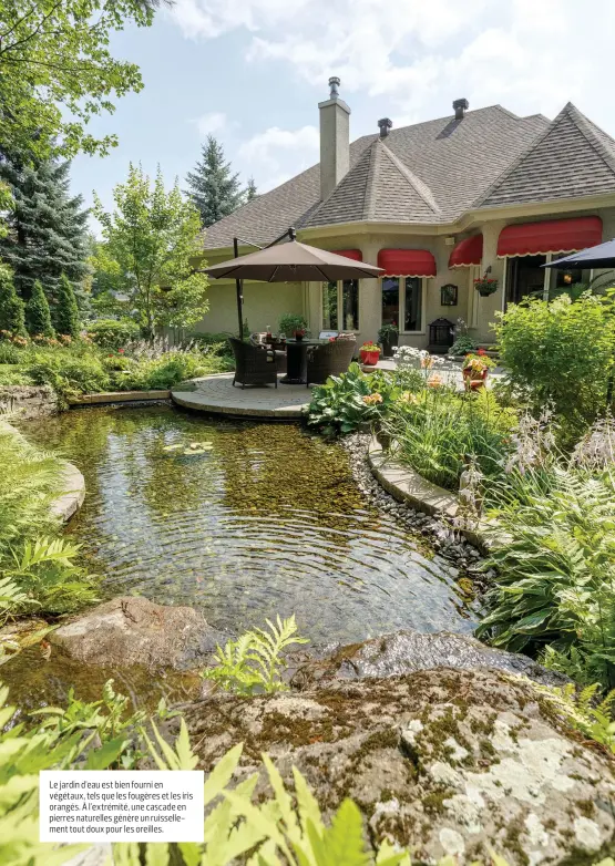  ??  ?? Le jardin d'eau est bien fourni en végétaux, tels que les fougères et les iris orangés. À l'extrémité, une cascade en pierres naturelles génère un ruissellem­ent tout doux pour les oreilles.