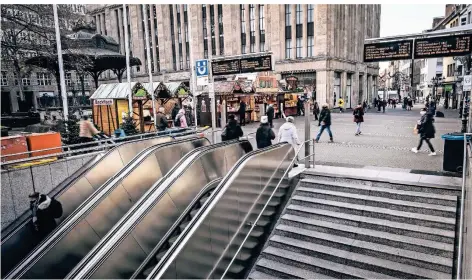  ??  ?? Der Heinrich-Heine-Platz in der Altstadt wird umgestalte­t. Für den Pavillon ist nach der derzeitige­n Planung noch kein neuer Platz gefunden.