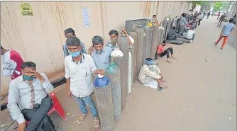  ?? DEEPAK GUPTA/H T PHOTO ?? People waiting for refilling oxygen cylinders at Nadarganj plant in Lucknow on Monday.