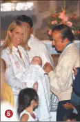  ?? ?? ÁLBUM. 1. Julio Cobos con su hija Isabella. 2. Y con su esposa Natalia Obon. 3. Boris Johnson, primer ministro británico, espera su segundo hijo. 4. El gobernador de Jujuy Gerardo Morales con su hija Guadalupe.
5. El hijo de Carlos Menem y Cecilia Bolocco nació en 2003. 6. Y la primera ministra de Nueva Zelanda, Jacinda Ardern, fue madre durante su mandato.