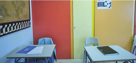  ?? EUROPA PRESS ?? Cuadernos en dos mesas de un aula de un colegio del municipio sevillano de Osuna