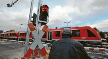  ?? Foto: Angela Häußler ?? Im Prinzip ist der Bahnüberga­ng wieder frei – wenn nicht gerade ein Zug kommt natürlich.