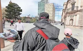  ?? ?? JOSÉ Y su hijo recorren las calles del Centro vendiendo paletas