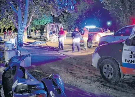  ?? PABLO PRESTI-LA NUEVA. ?? que circulaban en una moto falleciero­n anteanoche tras colisionar contra un árbol en la zona de los carritos.