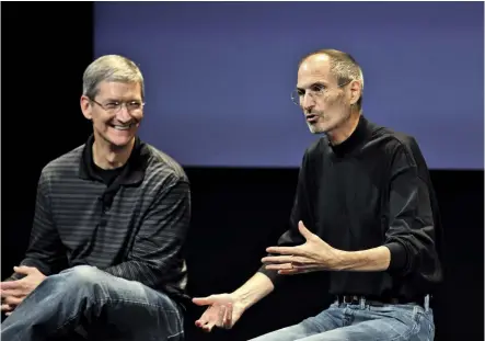 ??  ?? Tim Cook con Steve Jobs, nel 2010, nel quartier generale di Cupertino: il co-fondatore di Apple è scomparso l’anno successivo, a 56 anni.