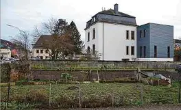  ??  ?? Die Gärten neben dem Rathaus sind nun zur Hälfte in den Besitz der Gemeinde übergegang­en. (Foto: Frank Weyrich)