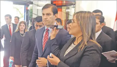  ??  ?? Silvio Ovelar, presidente del Senado, ve complicada su intención de convocar a Duarte Frutos para que jure como senador activo.