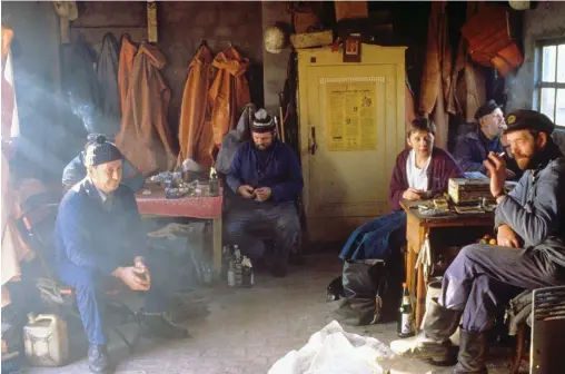  ??  ?? Est-Allemande.
En campagne pour les premières élections législativ­es de l’Allemagne réunifiée, en novembre 1990, sur l’île de Rügen, dans la mer Baltique.