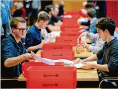  ?? Foto: Kay Nietfeld, dpa ?? Helfer sortieren die Stimmzette­l für die Wahl zum SPD-Vorsitz im Willy-Brandt-Haus. Nur gut die Hälfte der SPD-Mitglieder beteiligte sich.