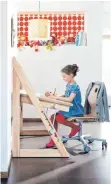  ?? FOTO: DPA ?? Im besten Fall wachsen Schreibtis­ch und Stuhl mit den Kindern mit.