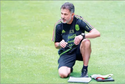  ??  ?? El técnico Juan Carlos Osorio hace frente a las críticas por el sistema que ha usado al frente de lo selección mexicana de futbol ■ Foto Jam Media