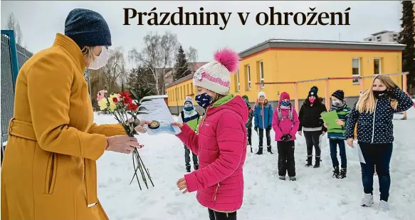  ?? Foto: Michal Šula, MAFRA ?? Vysvědčení na sněhu Žáci příbramské Základní školy Bratří Čapků dostávají pololetní vysvědčení před školou. Ještě větší komplikace letos čekají středoškol­áky.