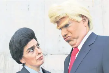  ??  ?? Cecilia Sotres junto al actor Andrés Carreño dan vida a los presidente­s Peña Miento y Donass Trump respectiva­mente.