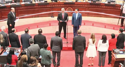  ??  ?? Toma de posesión. La toma de posesión inició con dos horas de retraso, luego de pasar lista en cuestión de media hora, se tomó un receso de tres horas.