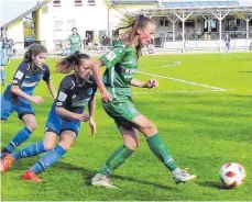  ?? FOTO: KARL SEIFERT ?? Der SV Alberweile­r (rechts Maren Jerg) muss in der heimischen Hessenbühl-Arena gegen den 1. FFC Frankfurt antreten.