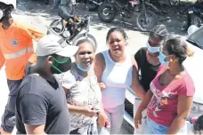  ??  ?? Familiares de la joven asesinada están compungido­s.