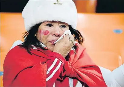  ?? FRANCK FIFE / AFP ?? Una aficionada de Perú llora la eliminació­n de su selección tras caer ante Francia