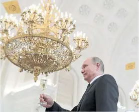  ?? AFP ?? Brindis. El presidente Putin celebra el fin de año en el Kremlin.