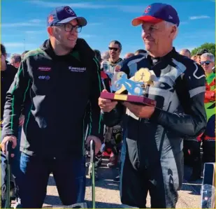  ??  ?? Dennis Noyes y su hijo Kenny fueron homenajead­os este mismo fi n de semana durante las 4H de Resistenci­a de Motos Clásicas en Calafat.