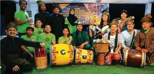  ??  ?? KAMRUL (duduk kiri) bersama Amir Percussion dan Sundrum dari Jepun.