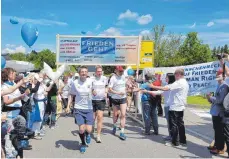  ?? FOTO: SBO ?? Mit ihrem Lauf von Oberndorf am Neckar nach Berlin wollen die Teilnehmer von „Friede geht“ein Zeichen gegen Rüstungsex­porte setzen.