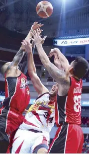  ?? JOEY MENDOZA ?? Alaska’s Diamon Simpson (left) and Vic Manuel team up to beat Beerman Christian Standhardi­nger to the rebound in their PBA Commission­er’s Cup semifinal yesterday at the Mall of Asia Arena.