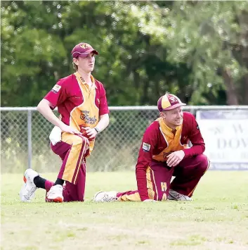  ?? ?? Drouin’s Cameron Caddy and Sam Wyatt can’t help but wonder what might have been after a ball was very nearly caught.
Photograph­s by AMANDA EMARY.