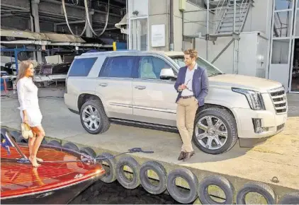  ?? CADILLAC ?? 5,2 Meter lang und über 2,5 Tonnen schwer: Der riesige Cadillac Escalade wirkt in der Schweiz deplatzier­t – aber Spass macht er trotzdem «irgendwie».