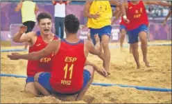  ??  ?? VICTORIA. Sergio Pérez anotó el gol del oro en el balonmano playa.