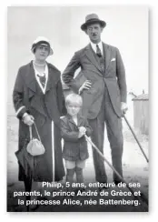  ??  ?? Philip, 5 ans, entouré de ses parents, le prince André de Grèce et
la princesse Alice, née Battenberg.