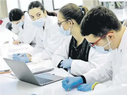  ?? Xavier Cervera ?? Prácticas de laboratori­o en la facultad de Medicina de la Universita­t Autònoma de Barcelona