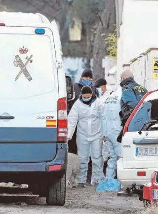  ?? // EFE ?? La Guardia Civil, durante una de las primeras inspeccion­es oculares