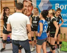  ??  ?? Mit einem Sieg und einer Niederlage kehrten die Bezirkslig­a-Volleyball­erinnen des TSV Schwabmünc­hen von ihrem jüngsten Spieltag aus Bad Grönenbach zurück. Foto: Ritschel