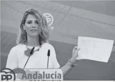  ?? EP ?? La diputada del PP Ana Mestre muestra ayer los movimiento­s de la cuenta opaca de la Faffe.