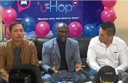  ?? —KRIXIA SUBINGSUBI­NG ?? ‘MONEY’ TALKS Boxing champ Floyd Mayweather Jr. (center) discusses business with u-Hop executives in a press conference at their Pasig City office on Thursday.