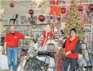  ??  ?? Marco Stenzel und Silke Rubach im Weihnachts­markt des Baumarts Efinger. :