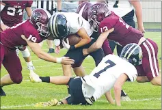  ?? Westside Eagle Observer/RANDY MOLL ?? Hays runs the ball around the left side.